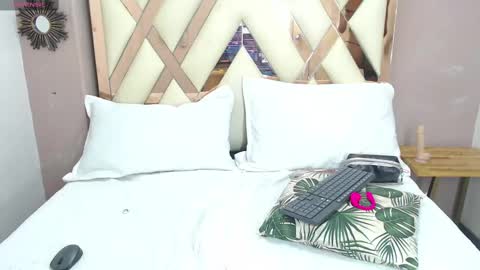 V I O L E T T E  online show from October 9, 2025, 4:05 pm