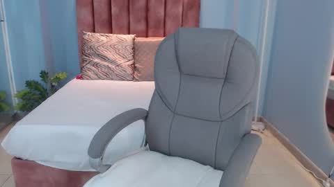 Violetta online show from November 27, 2025, 4:36 am