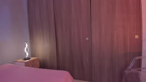 violetta independent model online show from December 17, 2024, 5:18 am