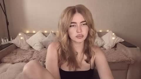 Snapshot of violettaotis chatting on August 8, 2026, 1:35 pm ViolettaOtis online show from August 8, 2026, 1:35 pm