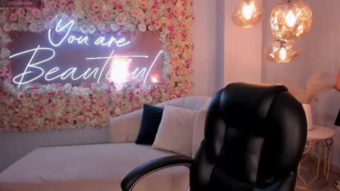 Violett Castel online show from September 24, 2025, 6:55 pm