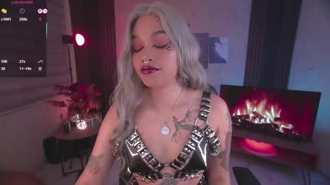 Snapshot of violette_clerk1 chatting on November 6, 2025, 8:43 pm JULIE UWU online show from November 6, 2025, 8:43 pm