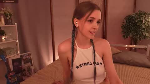 violettessa online show from September 15, 2025, 12:16 pm