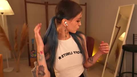 violettessa online show from November 14, 2025, 11:53 am