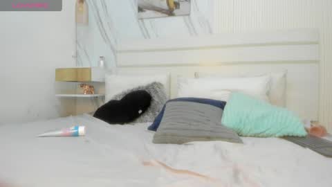 Snapshot of violetthorny chatting on June 10, 2026, 8:35 am online show from June 10, 2026, 8:35 am
