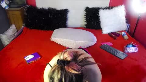 Snapshot of violl3t_fox chatting on December 10, 2024, 8:05 pm Isabella online show from December 10, 2024, 8:05 pm