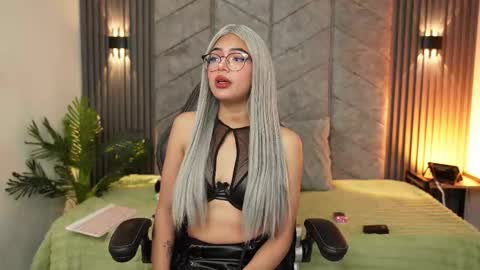 viollettebylyly online show from October 3, 2025, 12:24 pm