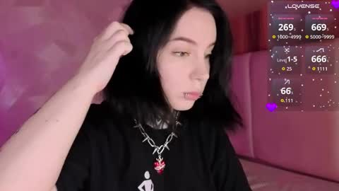 Snapshot of vivi__squirrel chatting on June 1, 2026, 12:23 am Vivi online show from June 1, 2026, 12:23 am