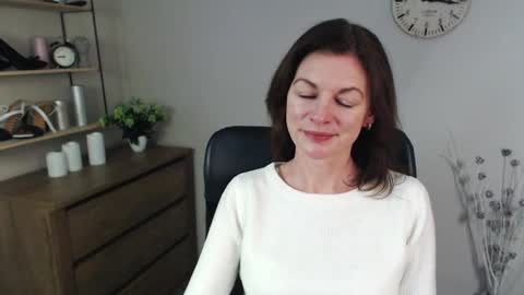 Vivian online show from December 16, 2024, 6:43 am