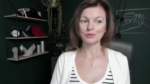 Vivian online show from September 18, 2025, 7:10 am