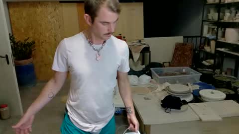 Viv online show from November 7, 2025, 7:25 pm