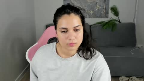 Snapshot of vivien_ross chatting on May 18, 2026, 4:13 pm vivien_ross online show from May 18, 2026, 4:13 pm