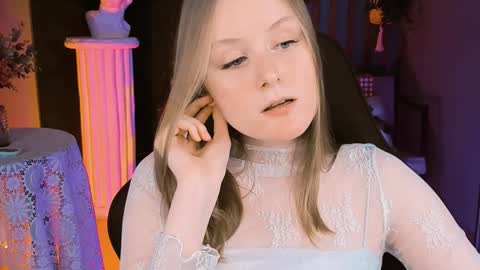 Vivien online show from February 5, 2025, 1:33 pm