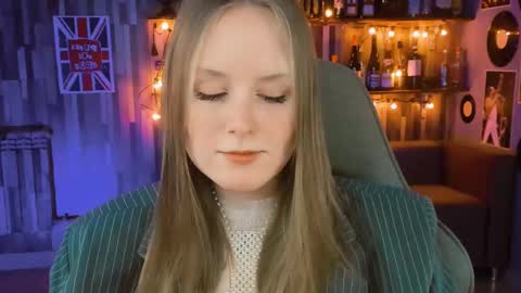 Vivien online show from February 20, 2025, 7:30 pm