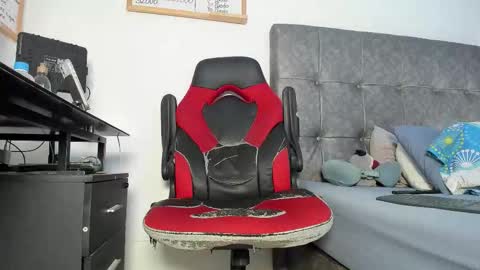 vyxen_ online show from March 16, 2026, 8:35 pm