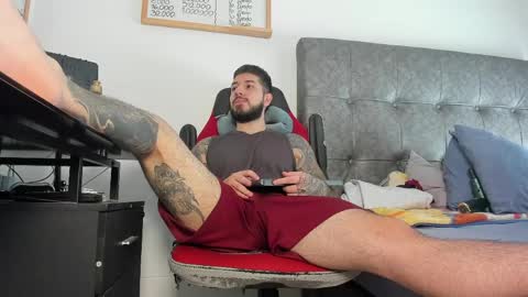 vyxen_ online show from April 9, 2026, 8:25 pm