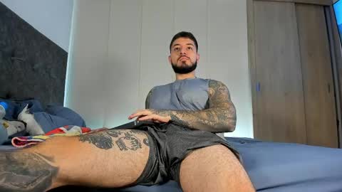 vyxen_ online show from April 21, 2026, 8:23 pm