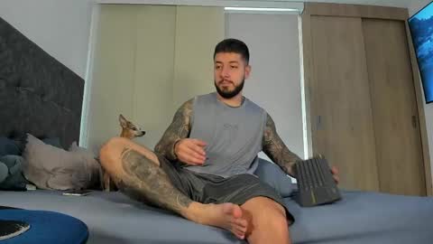 vyxen_ online show from April 22, 2026, 8:21 pm