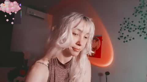 Snapshot of waifu_exe chatting on June 10, 2026, 7:29 am Waifu exe online show from June 10, 2026, 7:29 am