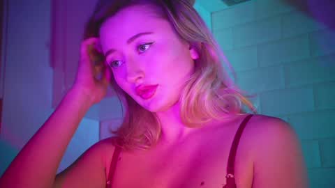 Daisy    online show from December 6, 2024, 6:28 pm