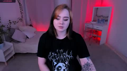 wendyycandy online show from November 3, 2025, 2:07 pm