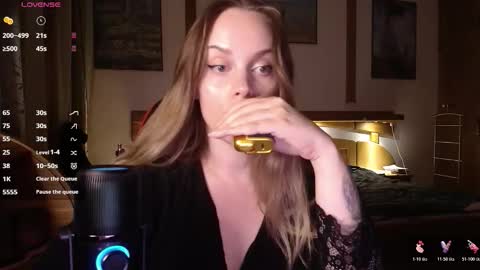 Lana online show from November 5, 2025, 8:53 pm