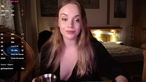 Lana online show from November 18, 2025, 8:46 pm