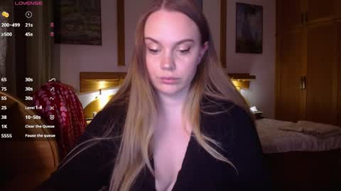 Lana online show from April 22, 2026, 7:37 pm