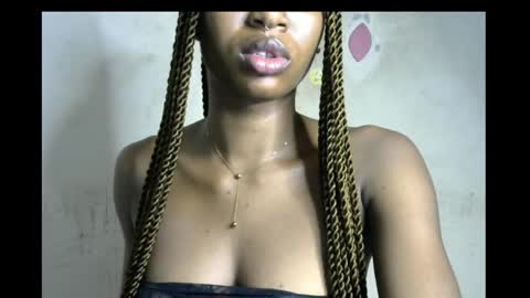 Bella online show from November 18, 2025, 9:08 pm