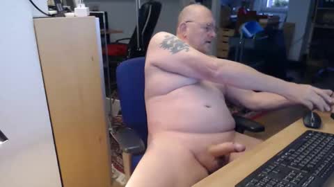 WeTwo online show from October 6, 2025, 6:22 am