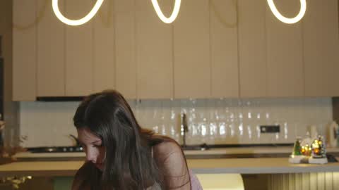 Naomi online show from December 5, 2025, 2:09 am