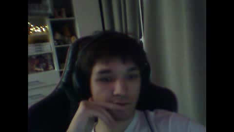 whitekingg online show from November 23, 2025, 1:33 pm