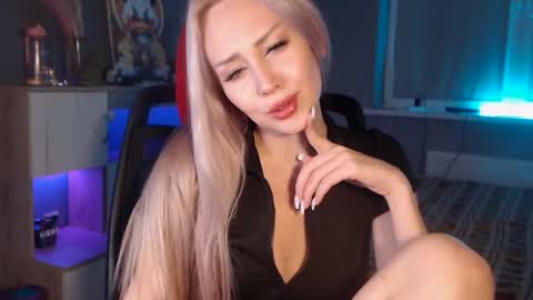 Whitekittykitten online show from November 22, 2025, 1:43 pm