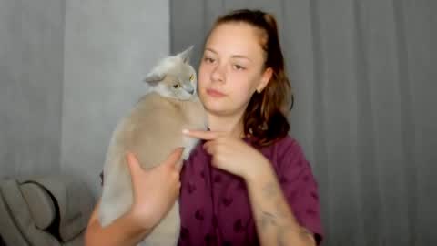 Veronica online show from April 22, 2026, 7:37 pm