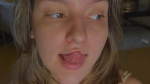 Snapshot of wievin chatting on December 18, 2025, 12:22 pm VI online show from December 18, 2025, 12:22 pm