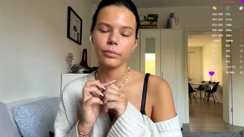 Mia online show from November 6, 2025, 7:53 am