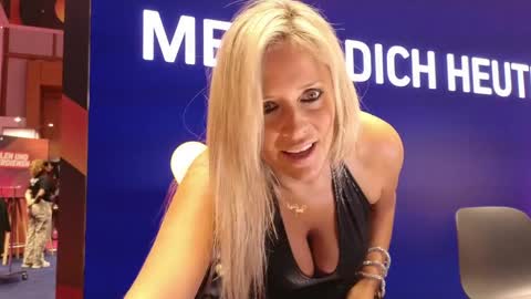 Lili online show from September 27, 2025, 9:36 am