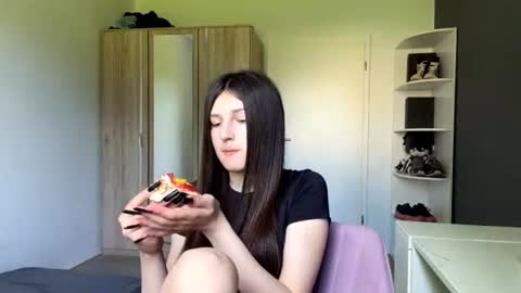 Snapshot of williemaemeachem chatting on June 22, 2026, 10:01 am Mari online show from June 22, 2026, 10:01 am