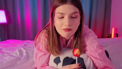 Vicki3 online show from February 16, 2026, 7:26 am