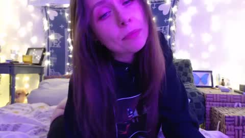 Eevie online show from December 7, 2024, 4:42 am