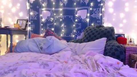 Eevie online show from December 10, 2024, 2:16 am