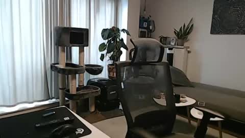 cream36 online show from January 4, 2025, 1:53 pm