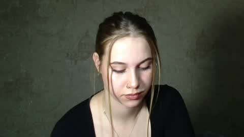 wira_witch online show from December 5, 2024, 4:01 pm
