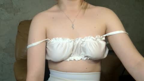 wira_witch online show from October 9, 2025, 12:03 pm