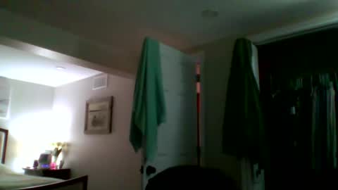 woodeee77 online show from February 6, 2026, 3:55 am