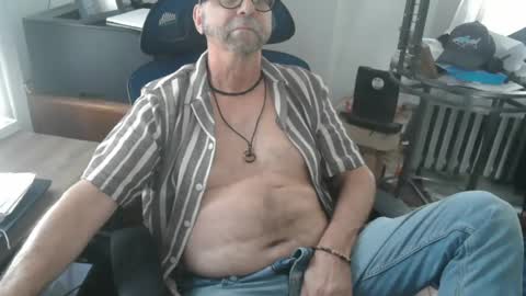 Snapshot of woodworker6473 chatting on June 26, 2026, 6:56 pm woodworker6473 online show from June 26, 2026, 6:56 pm