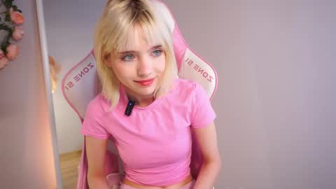 Snapshot of wow_angel chatting on May 17, 2026, 6:11 am wow_angel online show from May 17, 2026, 6:11 am