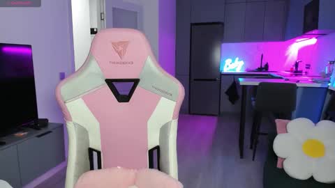 Emi online show from October 4, 2025, 4:05 pm