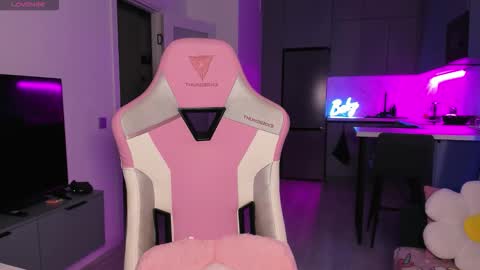 Emi online show from October 14, 2025, 2:01 am