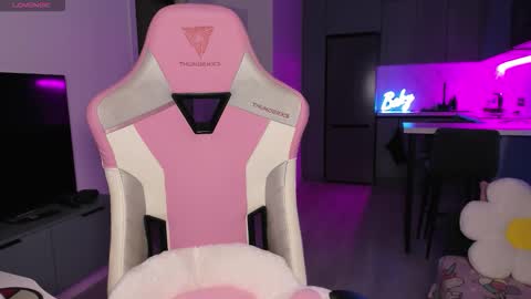 Emi online show from November 19, 2025, 4:29 pm